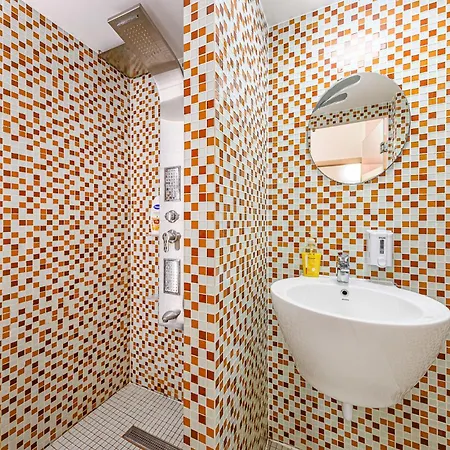 Apartman The Other Side - Spacious 3br With Jacuzzi And Private Sauna *