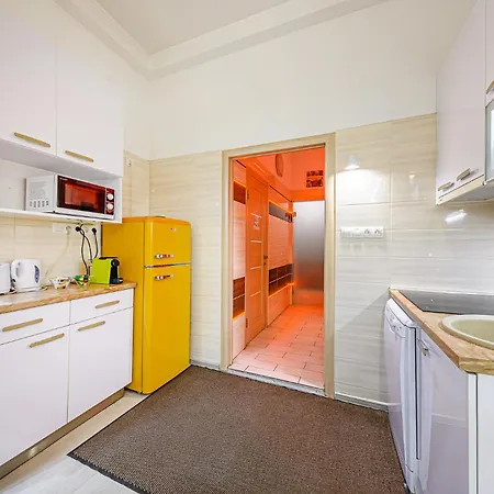 The Other Side - Spacious 3br With Jacuzzi And Private Sauna * Budapesta